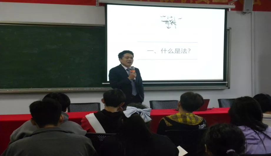 见田律师受邀为华中交通技工学校学生做普法讲座